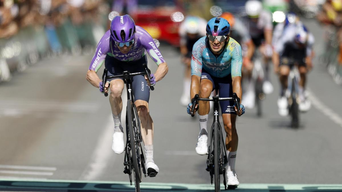 Schmid celebra la victoria levantando la rueda.