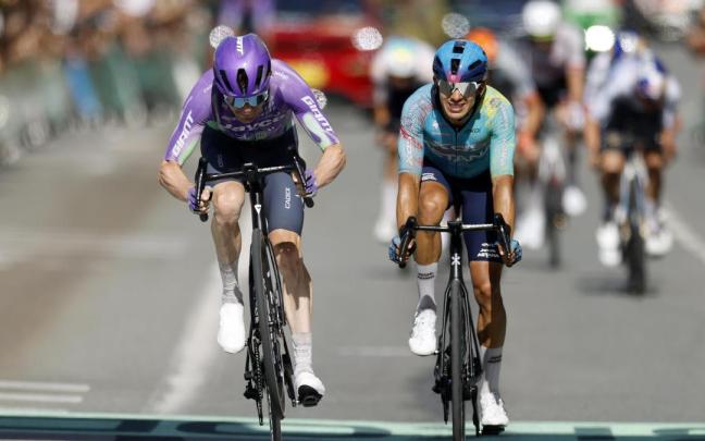 Schmid celebra la victoria levantando la rueda.
