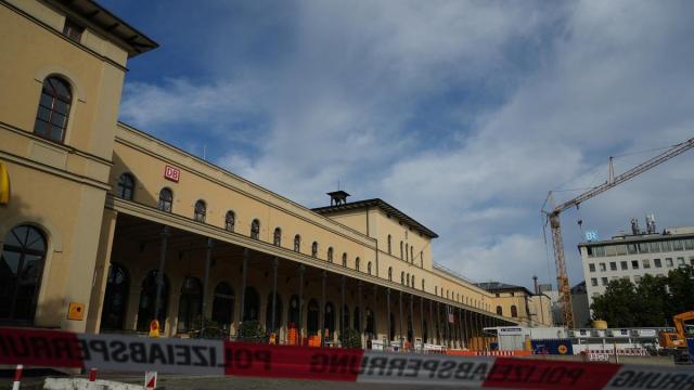 Una cinta policial bloquea el acceso a la estación principal de tren de Augsburgo tras una explosión cerca de la misma