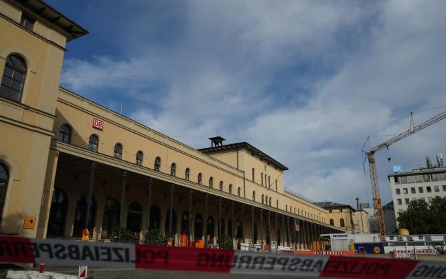 Una cinta policial bloquea el acceso a la estación principal de tren de Augsburgo tras una explosión cerca de la misma