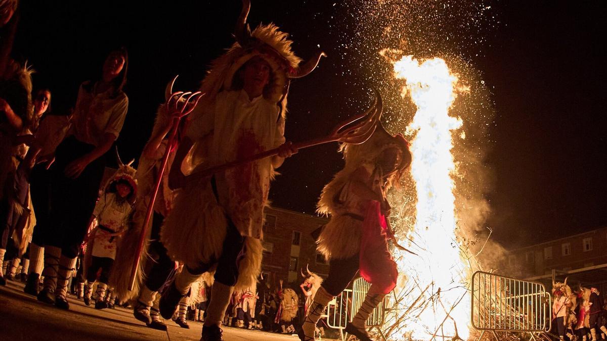 En torno a la hoguera se vive el carnaval en Altsasu.