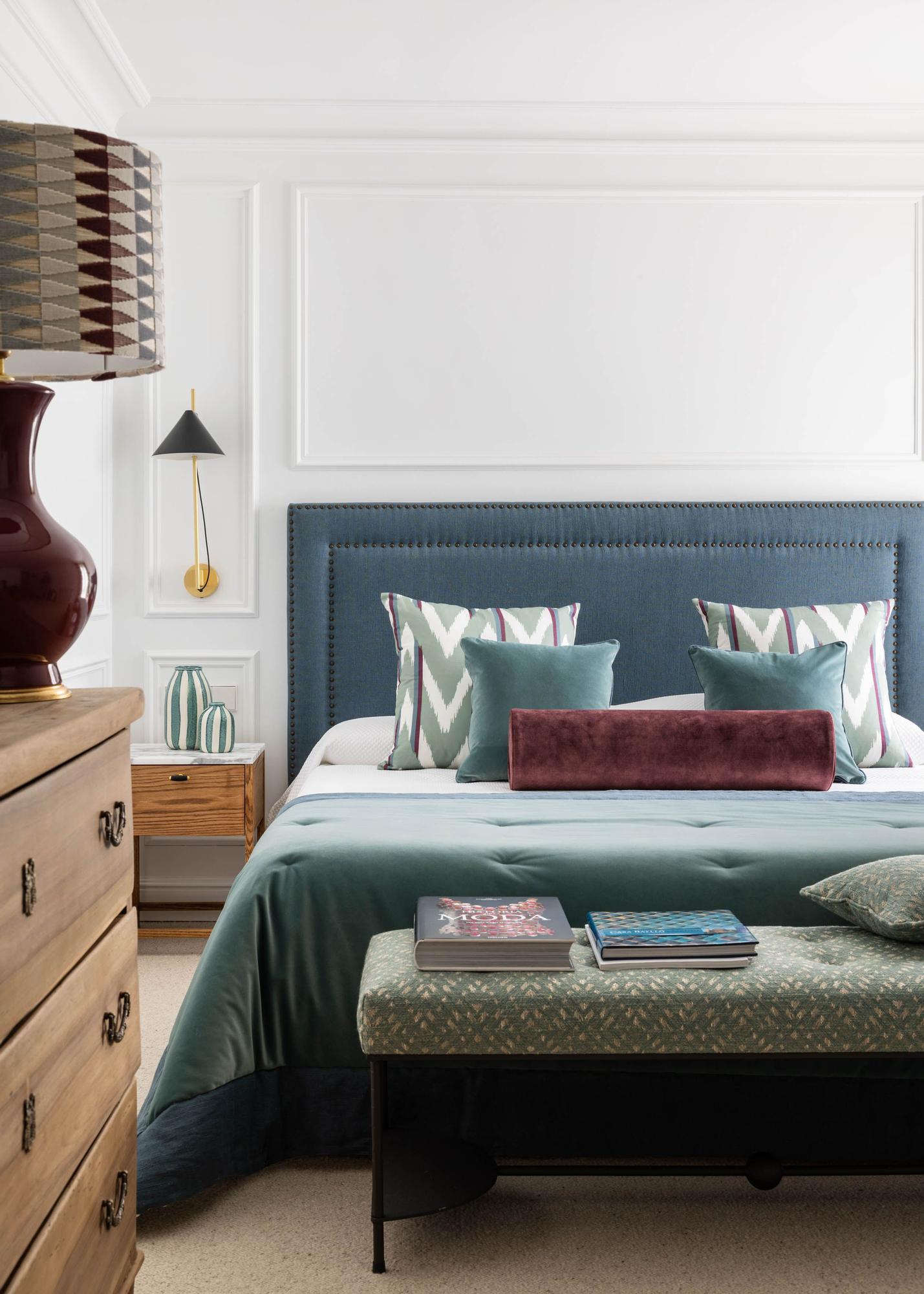 El dormitorio, con las molduras y los tonos azules como protagonistas.