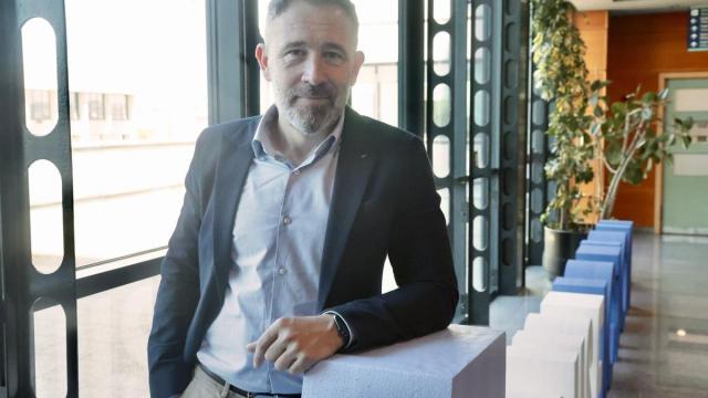 El consejero Denis Itxaso fuera de su despacho en Lakua