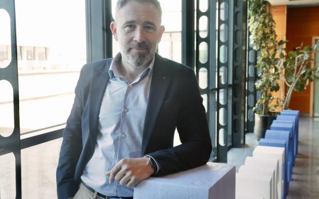 El consejero Denis Itxaso fuera de su despacho en Lakua