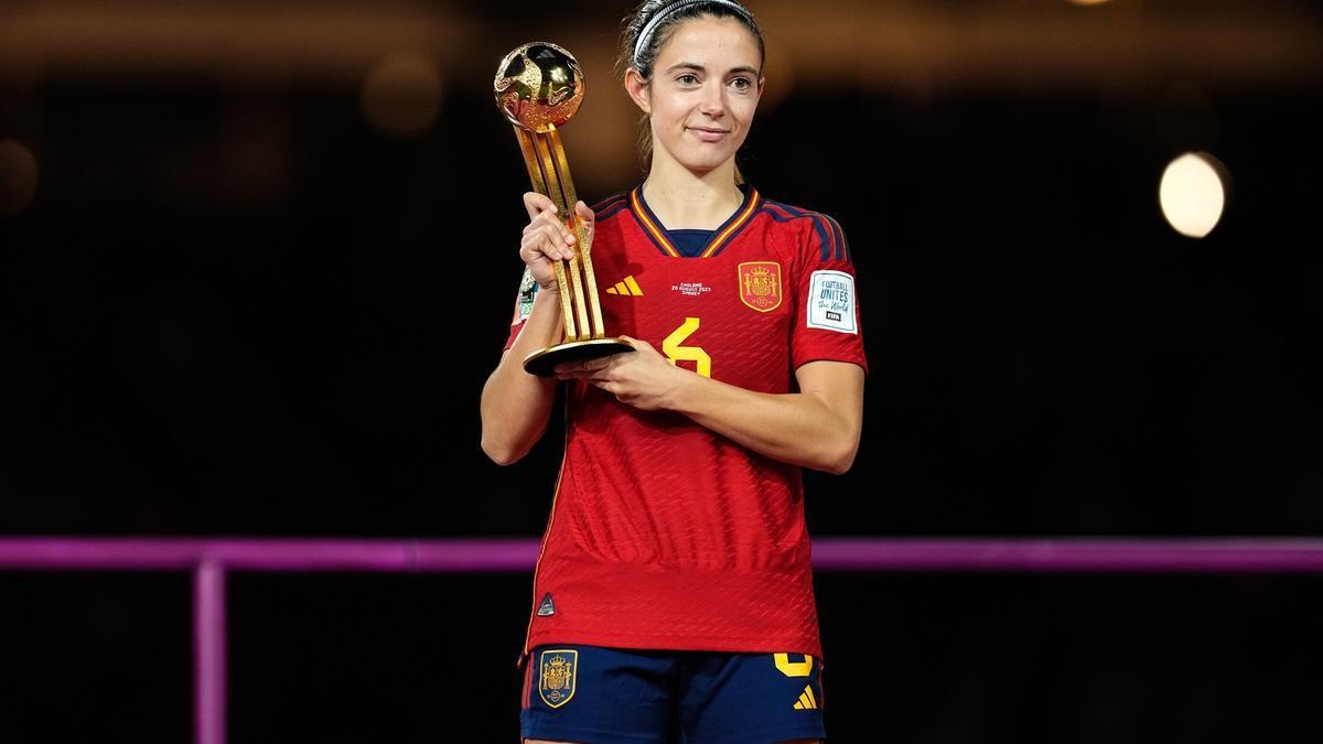 Aitana Bonmatí recibe el Balón de Oro por la victoria contra Inglaterra en la Copa Mundial Femenina de la FIFA
