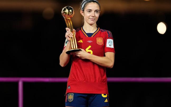 Aitana Bonmatí recibe el Balón de Oro por la victoria contra Inglaterra en la Copa Mundial Femenina de la FIFA Aitana Bonmatí recibe el Balón de Oro por la victoria contra Inglaterra en la Copa Mundial Femenina de la FIFA