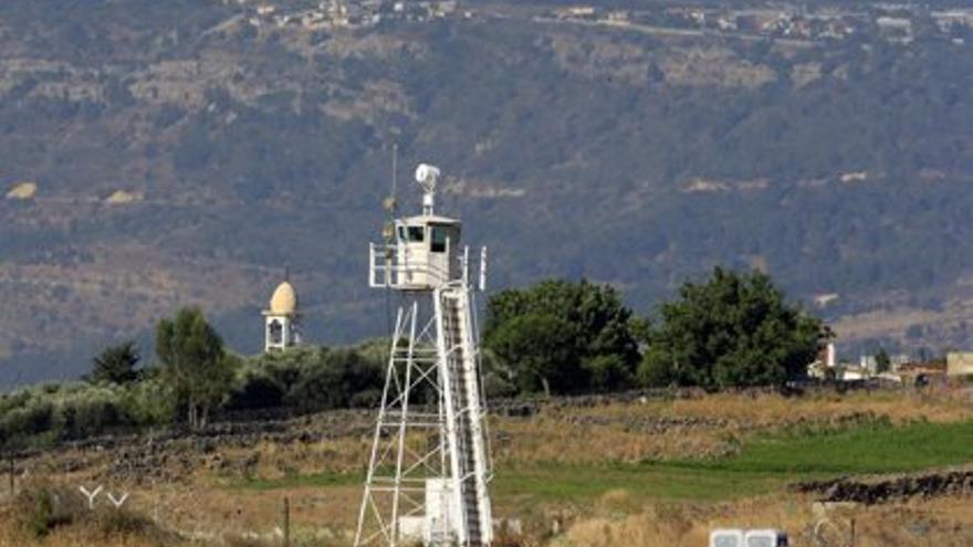 Una torre de vigilancia de Naciones Unidas en la ciudad avistando la ciudad libanesa de Ghajar