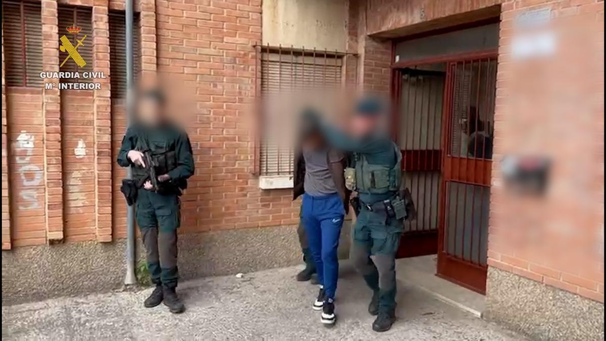 El momento de la detención del sospechoso de autoadoctrinamiento yihadista en Murcia.