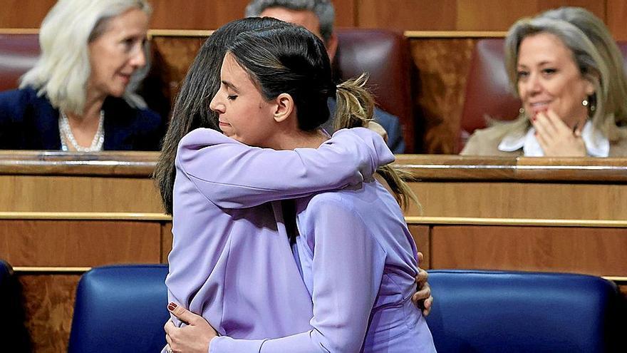 Las ministras de Igualdad y de Derechos Sociales, Irene Montero e Ione Bellarra, se abrazan durante el Pleno celebrado ayer en el Congreso. | FOTO: EFE