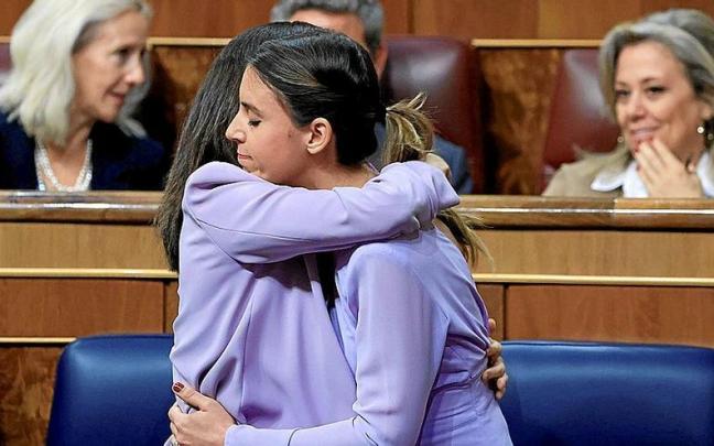 Las ministras de Igualdad y de Derechos Sociales, Irene Montero e Ione Bellarra, se abrazan durante el Pleno celebrado ayer en el Congreso. | FOTO: EFE