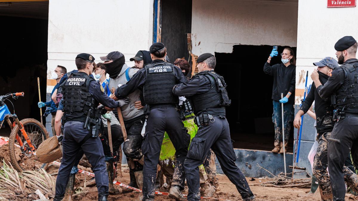 Agentes de la Guardia Civil contienen a varias de las personas que participaban en las protestas en Paiporta