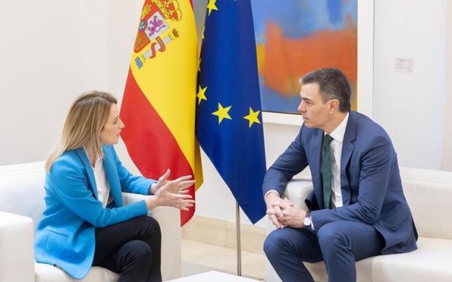 Sánchez recibe a la presidenta del Parlamento Europeo, Roberta Metsola.