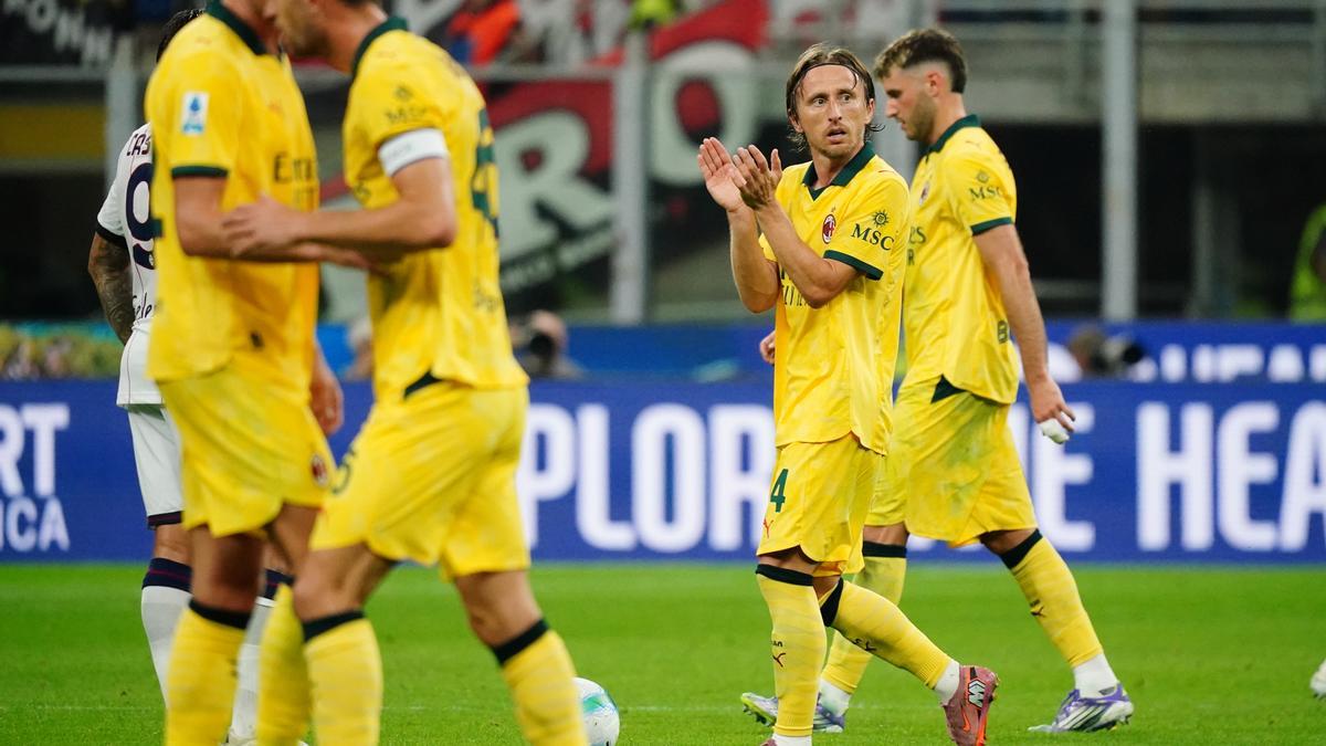 Luka Modric anima a los jugadores del Milan.