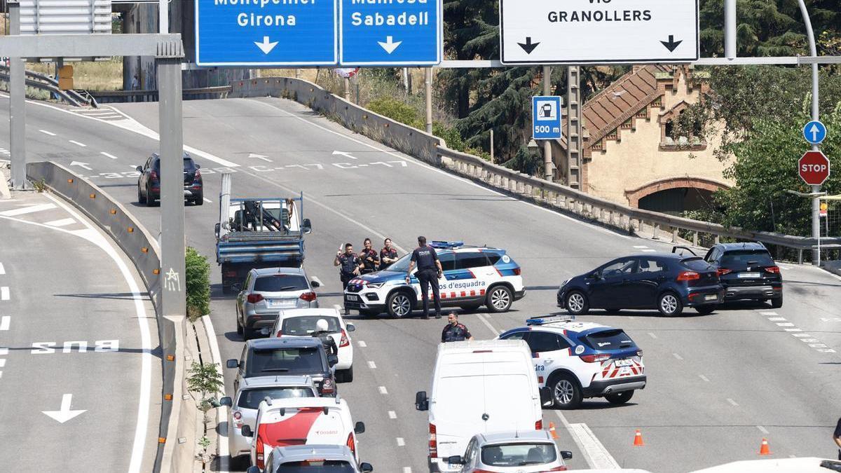 Los Mossos buscan a Puigdemont en las carreteras de acceso y salida de Barcelona.