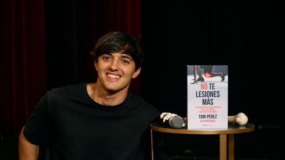 Toni Pérez, posando junto a su libro.