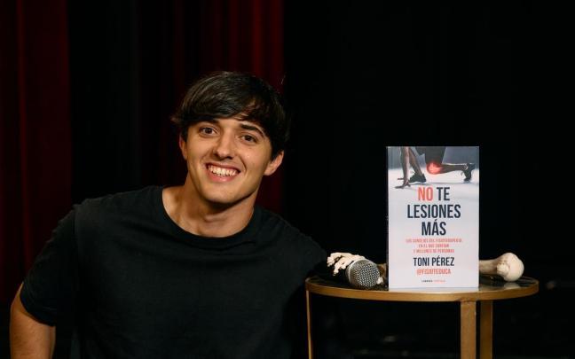 Toni Pérez, posando junto a su libro.
