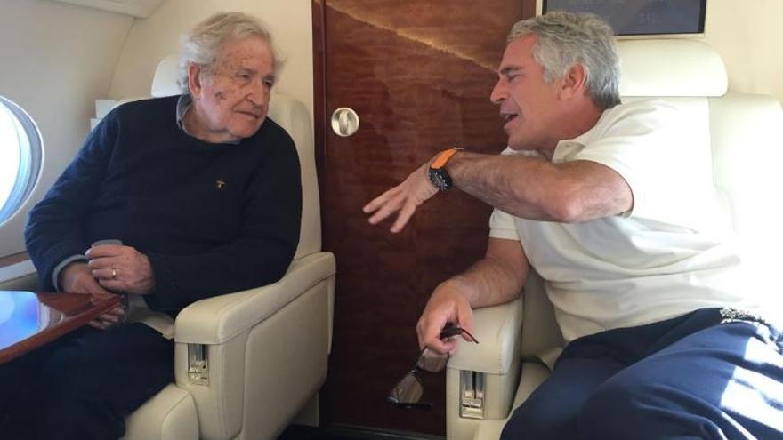 Epstein charla con Chomsky en un avión.