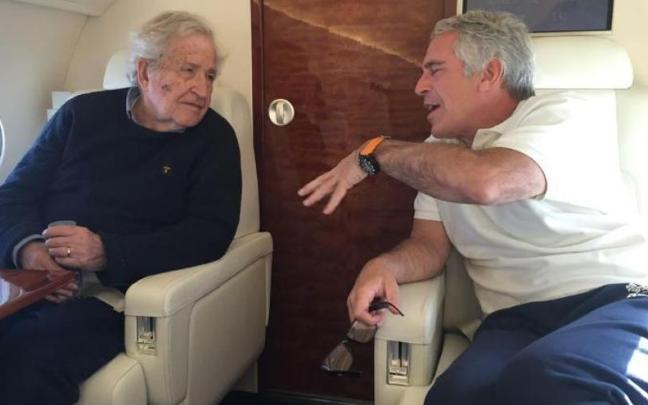 Epstein charla con Chomsky en un avión.