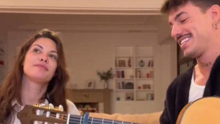 Jessica Bueno y Luitingo cantando una canción juntos en sus redes sociales.