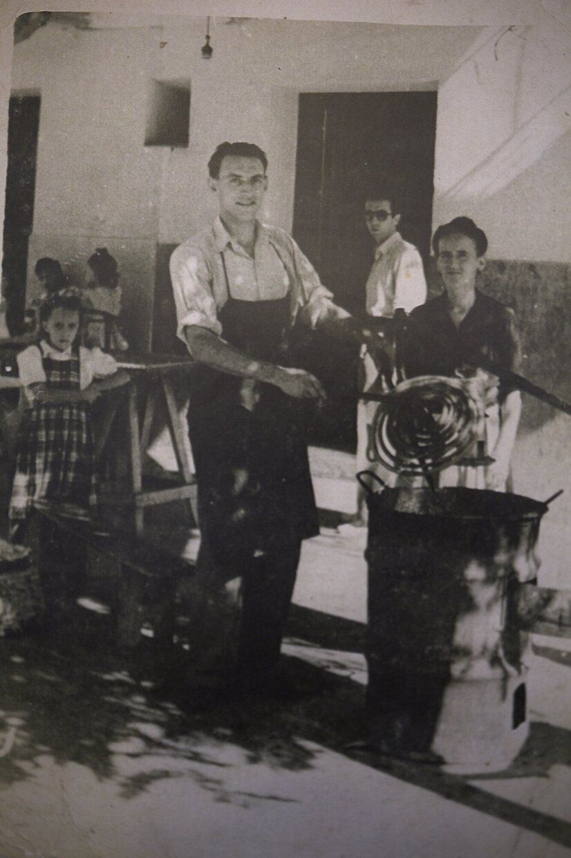 Blas, mozo de buena planta, ayuda a su madre con los churros en el año 1949.