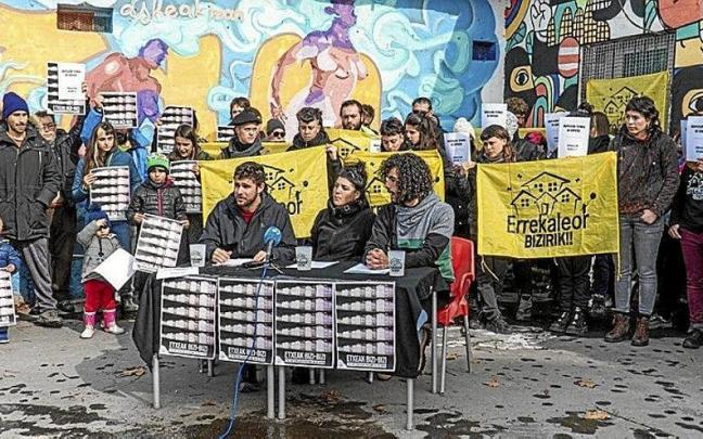 Integrantes de Errekaleor Bizirik durante la lectura ayer del comunicado. | FOTO: CEDIDA