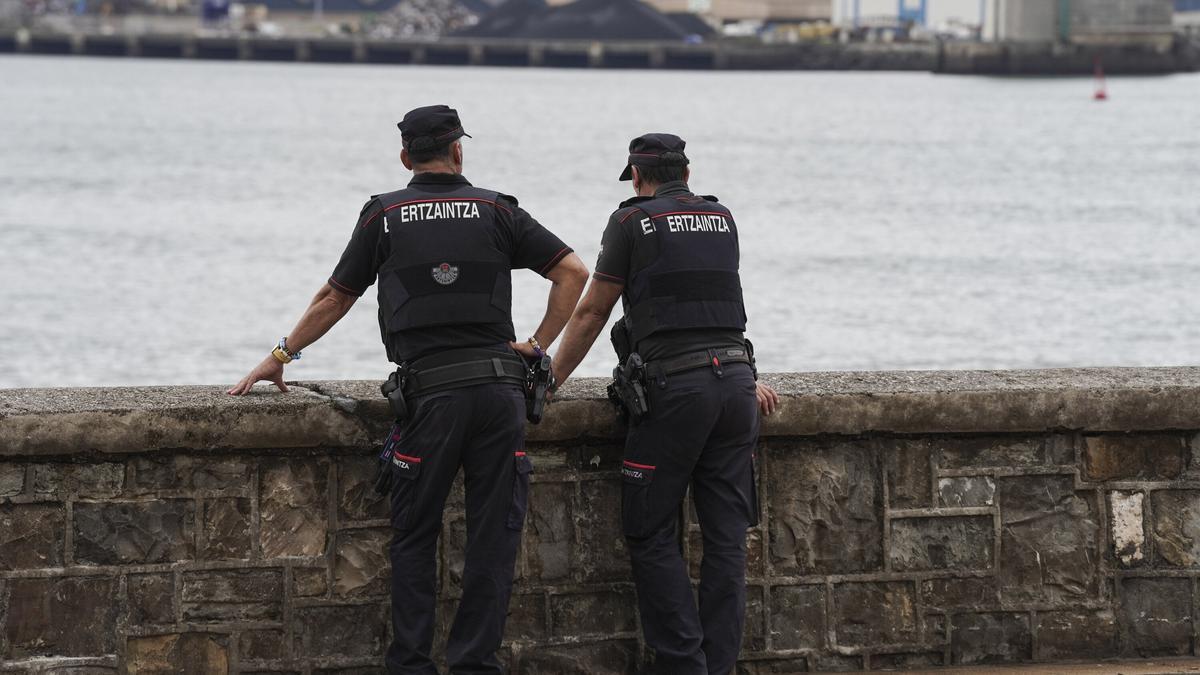 Dos agentes de la Ertzaintza durante una actuación.