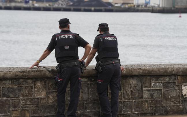 Dos agentes de la Ertzaintza durante una actuación.