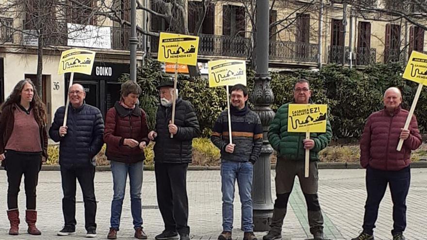 En el exterior del Parlamento también se mostró el rechazo al trazado del gasodutcto.