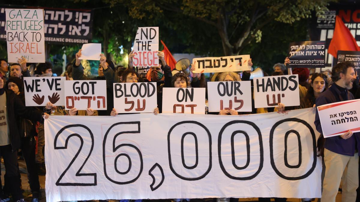 Israelíes y árabes protestan de forma conjunta en Tel Aviv contra la guerra, que ha dejado ya más de 26.000 muertos en la Franja de Gaza.