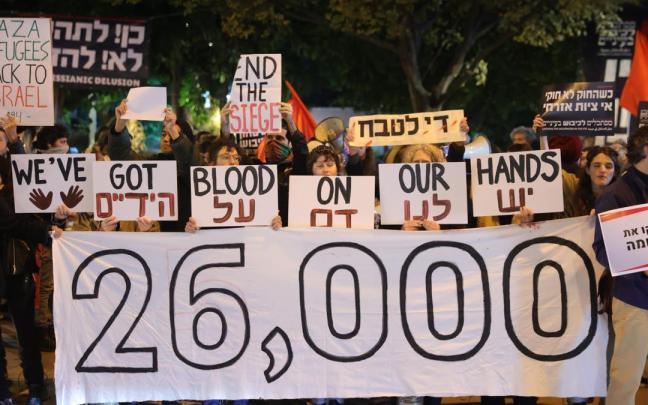 Israelíes y árabes protestan de forma conjunta en Tel Aviv contra la guerra, que ha dejado ya más de 26.000 muertos en la Franja de Gaza. / EFE Israelíes y árabes protestan de forma conjunta en Tel Aviv contra la guerra, que ha dejado ya más de 26.000 muertos en la Franja de Gaza.