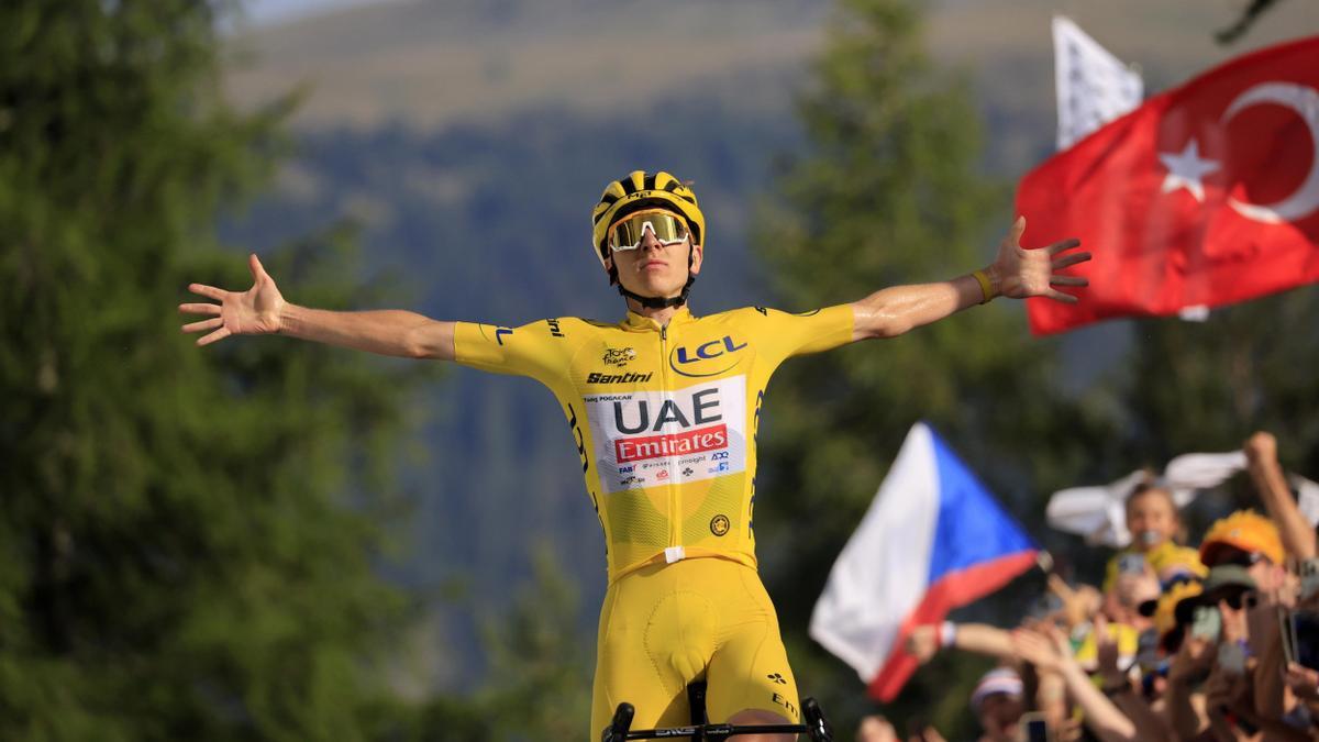 Pogacar posa sobre la cumbre.