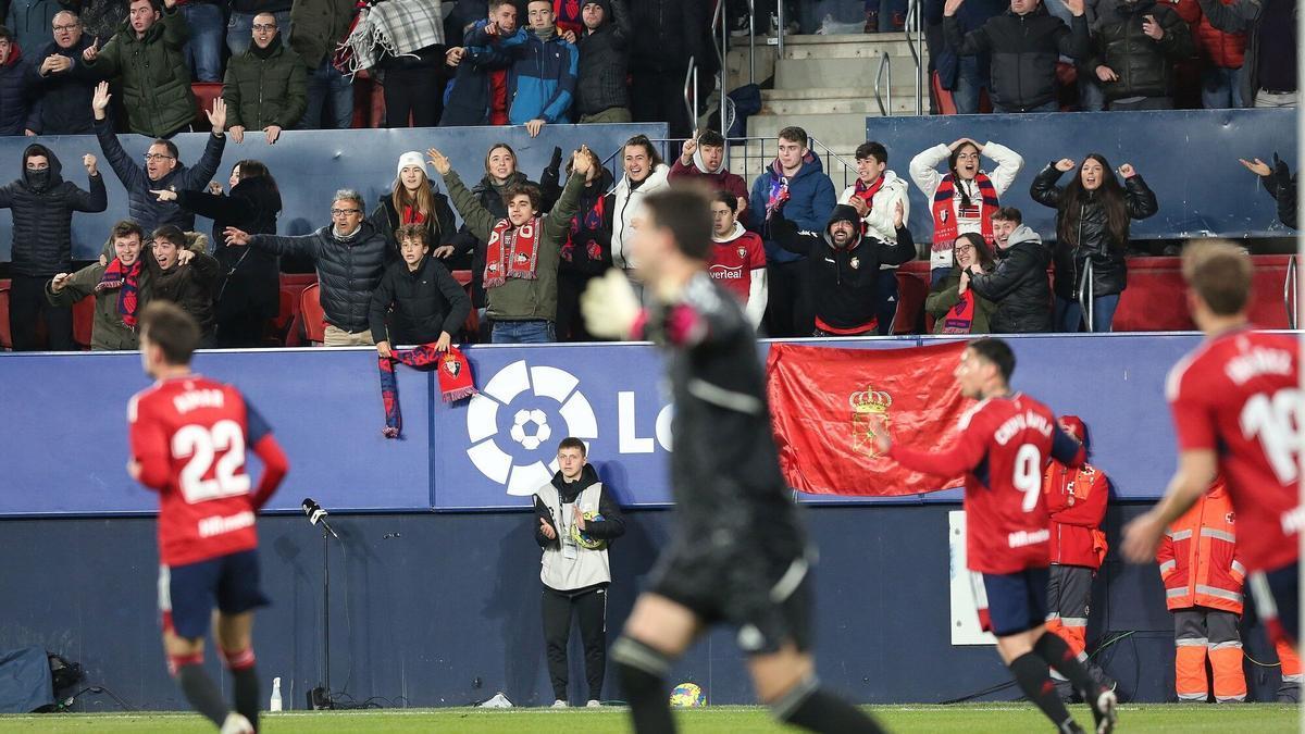 Los jugadores de Osasuna y la grada, atónitos ante la decisión