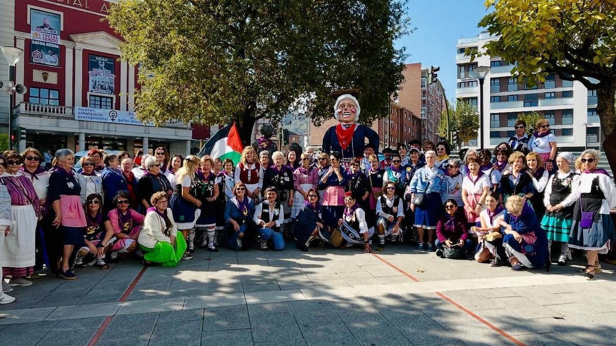 Participantes en la ofrenda floral a las escarabilleras de Basauri