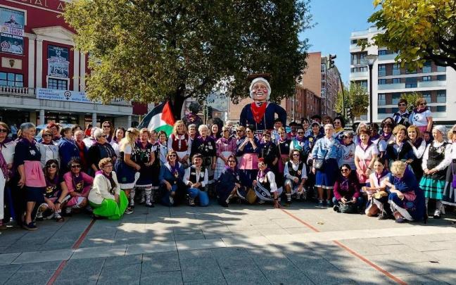 Participantes en la ofrenda floral a las escarabilleras de Basauri