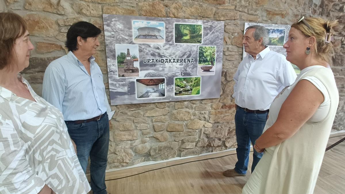 Gorroño y miembros del Ayuntamiento, en la apertura de la exposición.