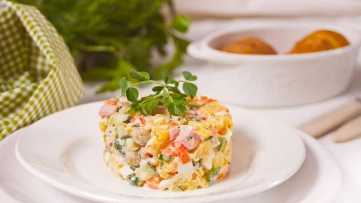 En algunas zonas se le añade pimiento rojo, aceitunas, anchoas o incluso una base de lechuga.