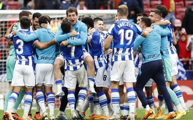 Los futbolistas de la Real celebran el billete para la Champions sobre el césped del Metropolitano. / RODRIGO JIMENEZ