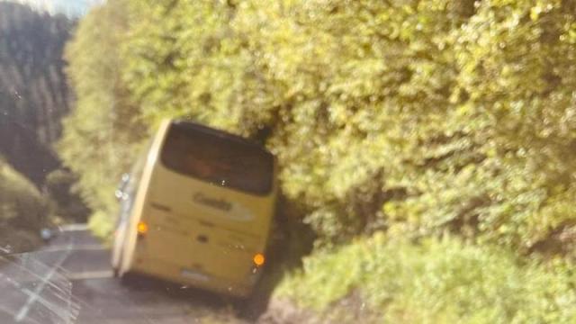 Autobus en cuneta en el tramo de la A- 3641 de Okondo a Zuaza