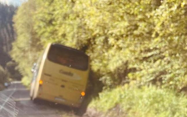 Autobus en cuneta en el tramo de la A- 3641 de Okondo a Zuaza