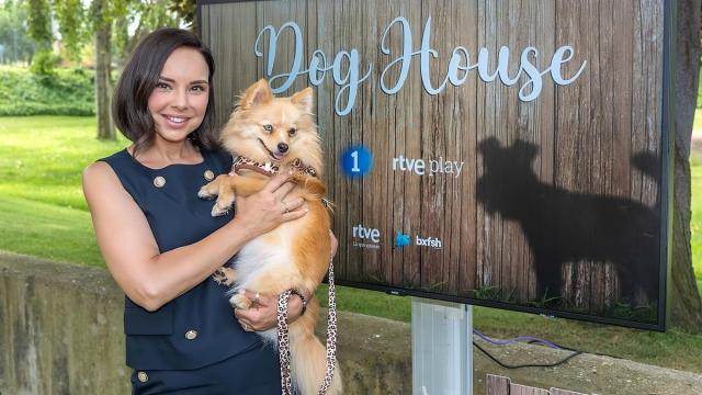 Chenoa posa junto a su perra Cloe. / RTVE Chenoa posa junto a su perra Cloe.