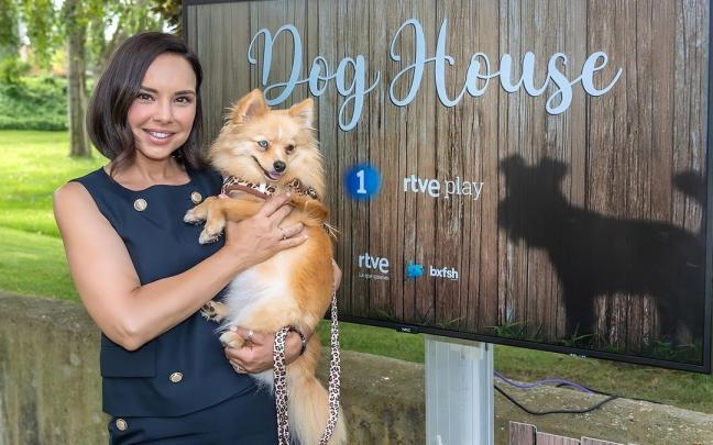 Chenoa posa junto a su perra Cloe.