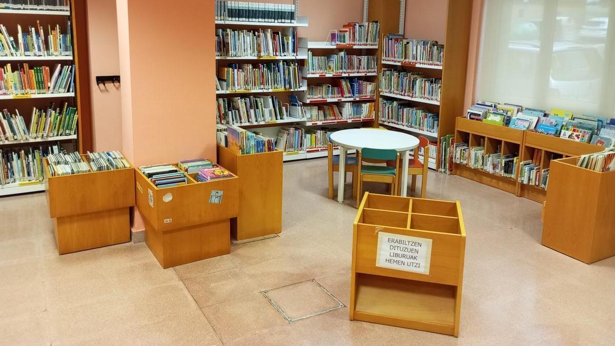Vista del interior de la biblioteca municipal de Deba.