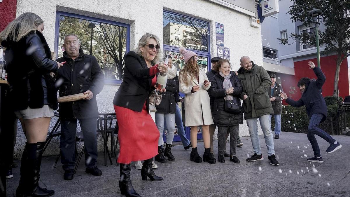 Agraciados con el ‘Segundo Premio’ del Sorteo Extraordinario de El Niño 2024 correspondiente al número 89634 ceebran su suerte en la administración