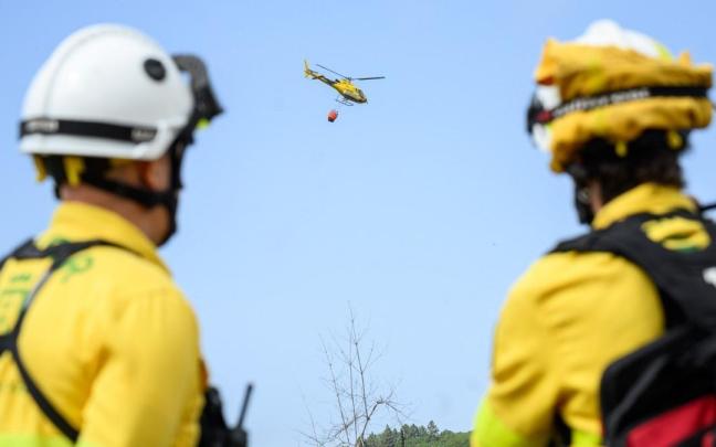 Brigadas forestales sofocando uno de los incendios que se han producido en la península.