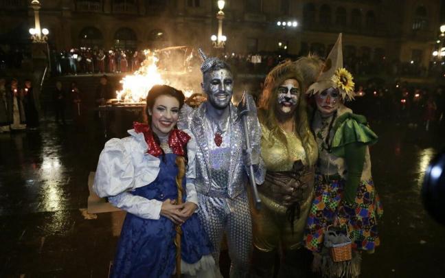 La sardina arde mientras es séquito carnavalero no quiere despedirse de la fiesta La sardina arde mientras es séquito carnavalero no quiere despedirse de la fiesta
