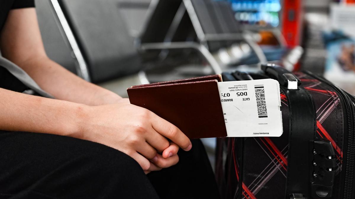 Un pasajero espera para acceder al avión en la sala de embarque.