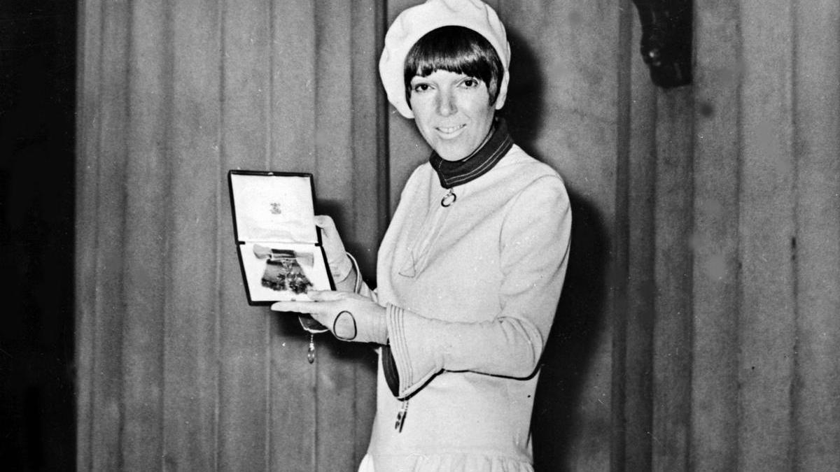 Mary Quant posa con uno de sus diseños en los años sesenta.