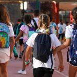 Tres niñas a su llegada a un colegio durante el primer día del curso escolar.