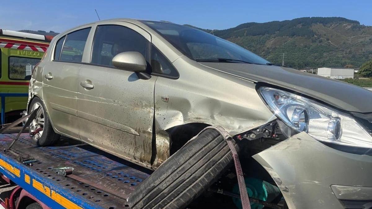 Estado en el que quedó el vehículo robado en Ponferrada.