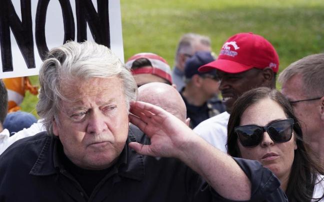 Steve Bannon llega a prisión para cumplir con una condena de 4 meses.